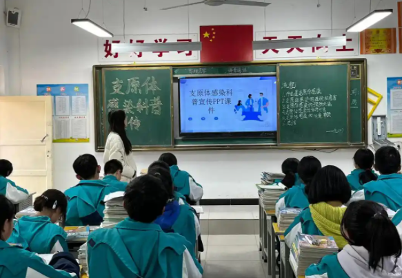 打破传统课堂让老师从讲台前走到了学生