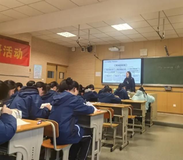 观看缺少互动也缺少全班同学同在一个讲堂空间学习的亲切感 观看缺少互动也缺少全班同学同在一个讲堂空间学习的亲切感