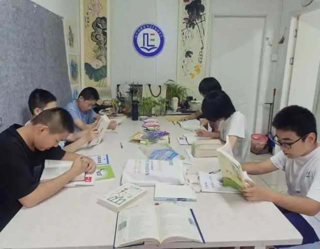 学子走出教室在家校协同伙伴相伴的实践