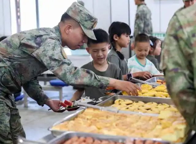 孩子们走进兵营沉溺式体会军旅日子淬炼