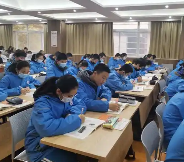 升学班选用文化课与专业课双线并进的培