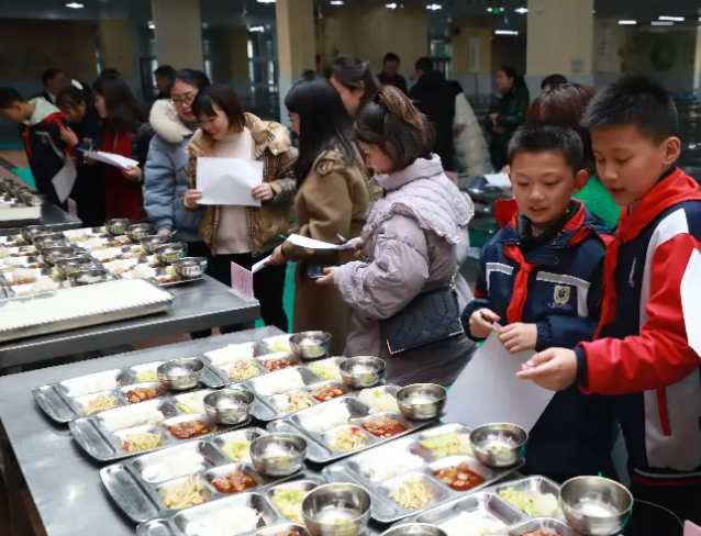 食堂自营变革落地学校之一初高中两个学
