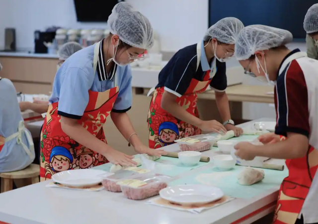 学校让“劳作最荣耀”的种子在每一个孩