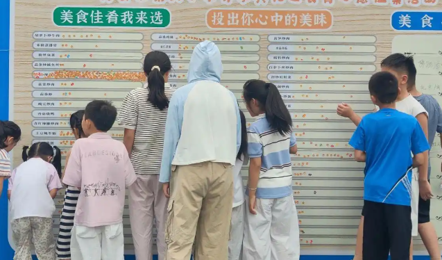 学校打破常规布局的圆形篮球场藏在树林间的流线型云梯攀爬区